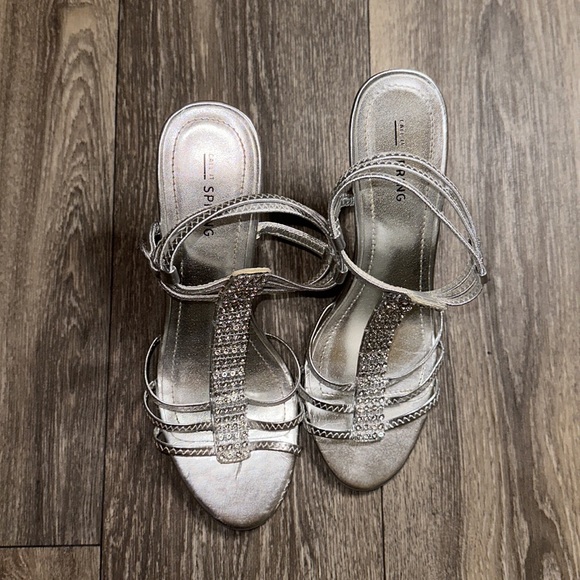 Silver Heels - Picture 3 of 4